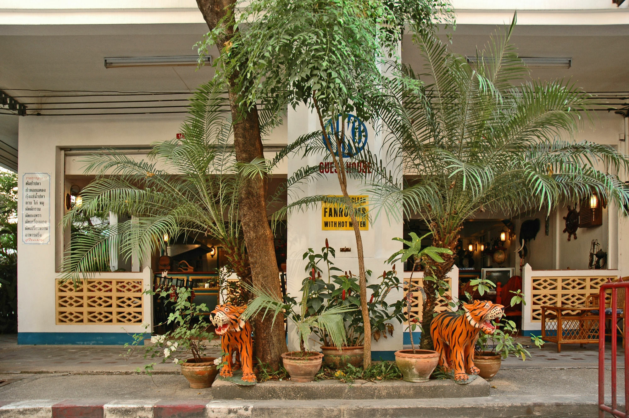 Niku Guesthouse Patong Bagian luar foto