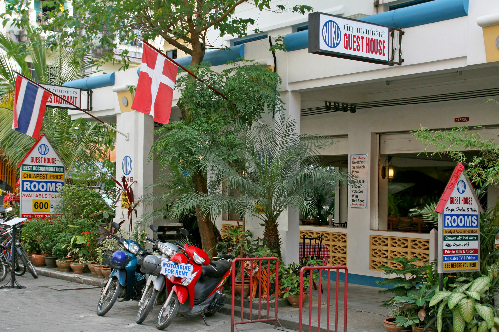 Niku Guesthouse Patong Bagian luar foto