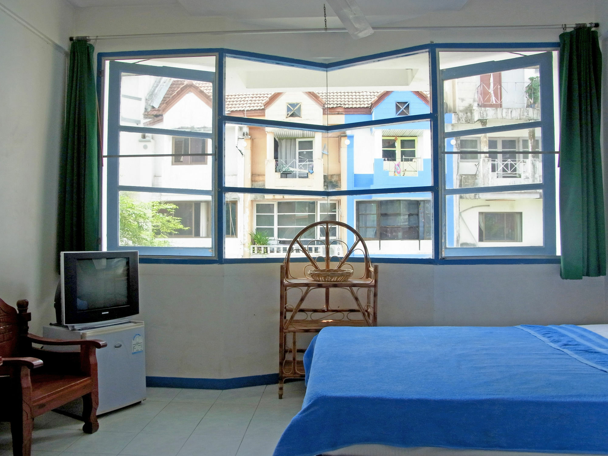 Niku Guesthouse Patong Bagian luar foto